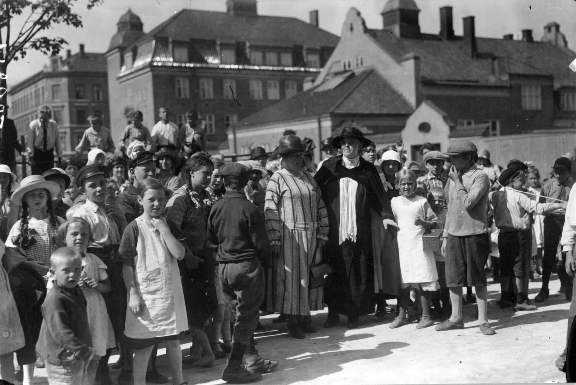 "Ut i solen - opp i trærne" med Inga Bjørnson
